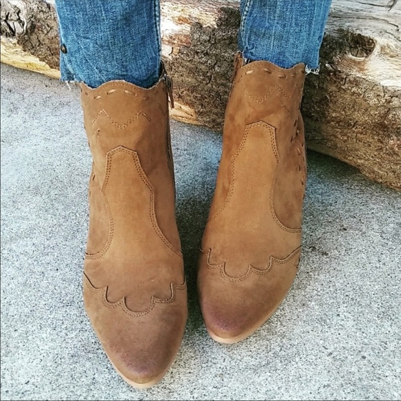Boutique Shoes - Taupe Oiled Rubbed Pointy Toe Stitched Cowboy Boot